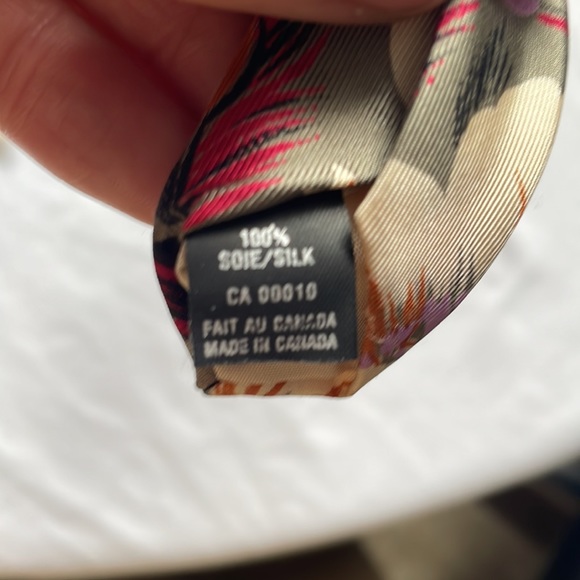 Eaton’s “Very” 1980’s floral and peacock pattern silk tie made in Canada - Picture 7 of 9